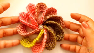 Flor tejida en relieve a crochet 
