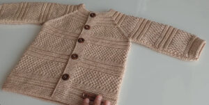 CARDIGAN LINEAL PARA BEBES A DOS AGUJAS