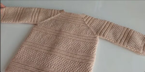 CARDIGAN LINEAL PARA BEBES A DOS AGUJAS