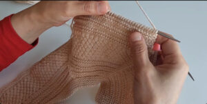 CARDIGAN LINEAL PARA BEBES A DOS AGUJAS