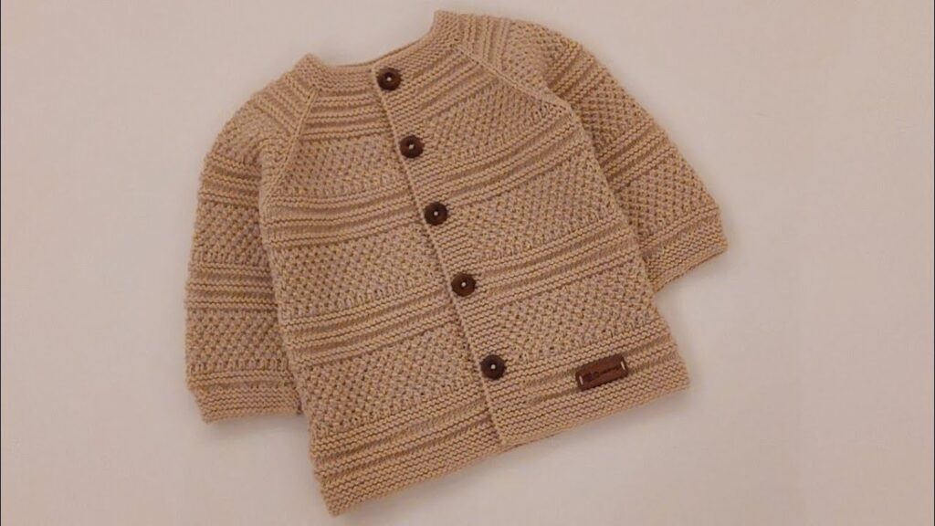 CARDIGAN LINEAL PARA BEBES A DOS AGUJAS