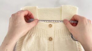 Hermoso chaleco de niña a palillos