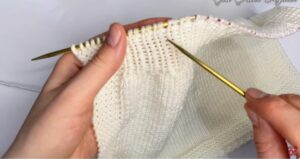 Hermoso chaleco de niña a palillos