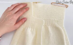 Hermoso chaleco de niña a palillos