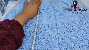 Bonita chambrita de niña a dos agujas