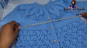 Bonita chambrita de niña a dos agujas