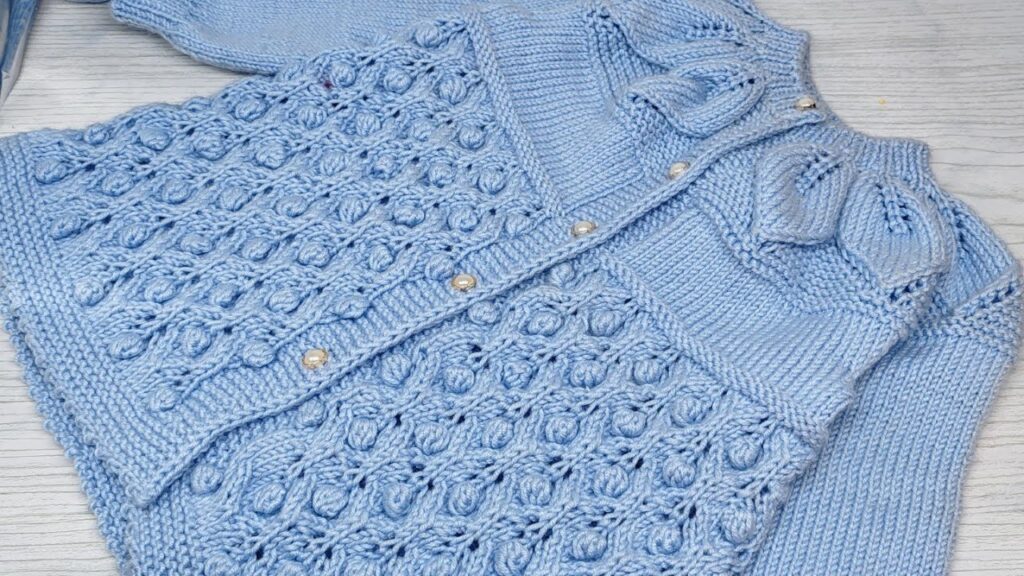 Bonita chambrita de niña a dos agujas