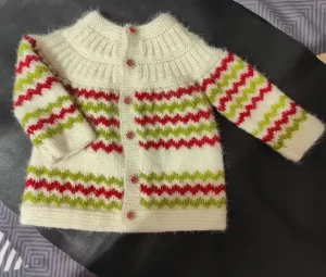 Cardigan colorido de bebes a dos agujas