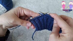 Hermoso chaleco con capucha a dos agujas