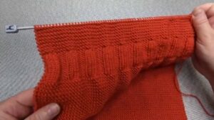 Bonito abrigo de niñas a dos agujas