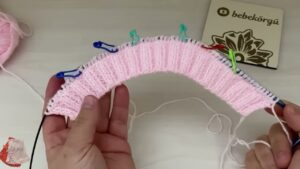 Chaleco de niña punto espiga abierto