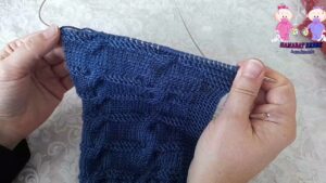 Hermoso chaleco con capucha a dos agujas