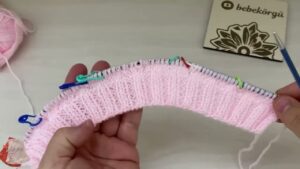 Chaleco de niña punto espiga abierto