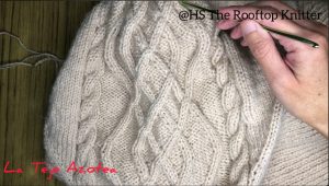 Suéter de cuello alto con patrón Aran a dos agujas