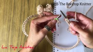 Suéter de cuello alto con patrón Aran a dos agujas