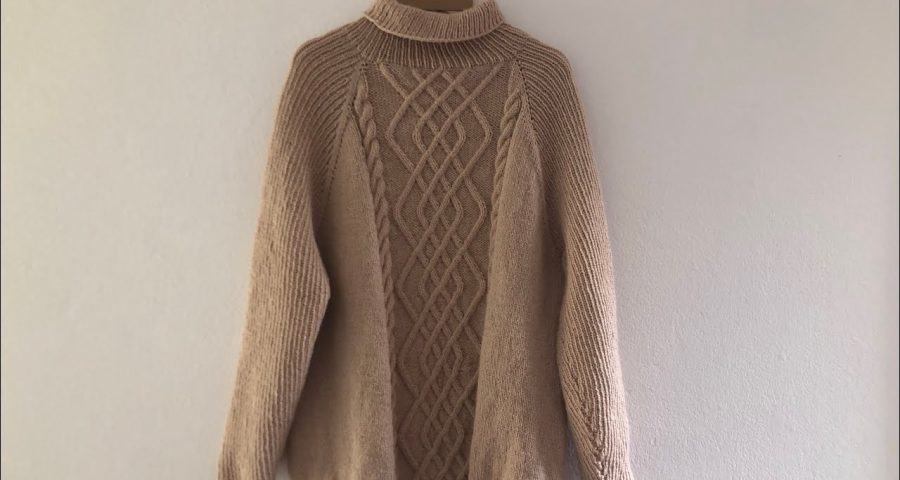 Suéter de cuello alto con patrón Aran a dos agujas