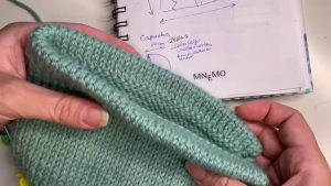 Abrigo de niña pequeña con capucha