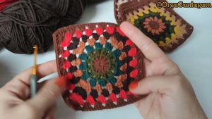 Chaleco con grannys tejidos de dama a palillos