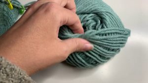 Abrigo de niña pequeña con capucha