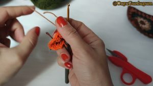 Chaleco con grannys tejidos de dama a palillos