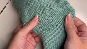 Abrigo de niña pequeña con capucha