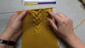 Abrigo punto trenza para niñas a palillos